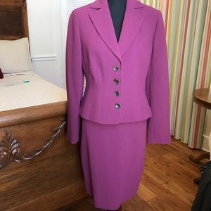 Ann Taylor 2-piece wool suit. Perfect condition.